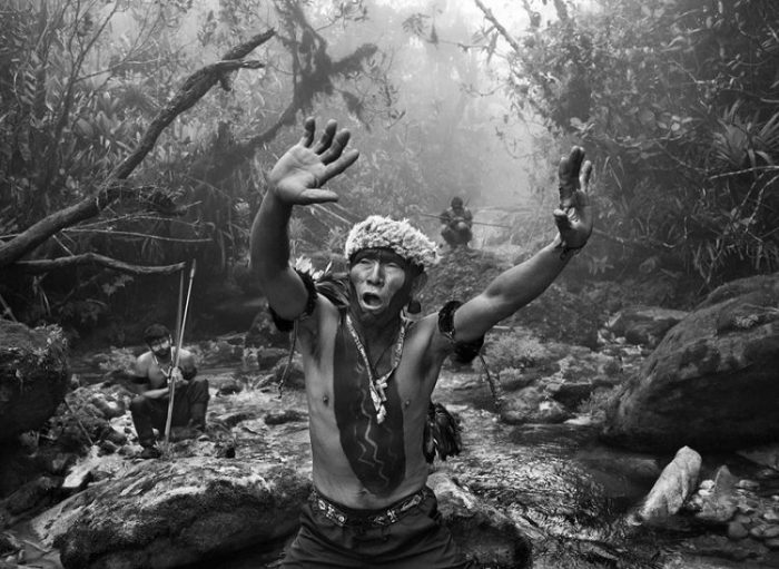Sciamano Yanomami dialoga con gli spiriti prima della salita al monte Pico da Neblina. Stato di Amazonas, 2014