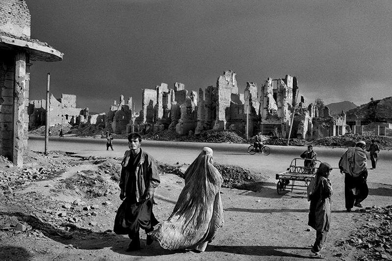 Sebastiao Salgado, Exodus, 1996 Jade Maiwan, un tempo la strada principale di Kabul, Afghanistan