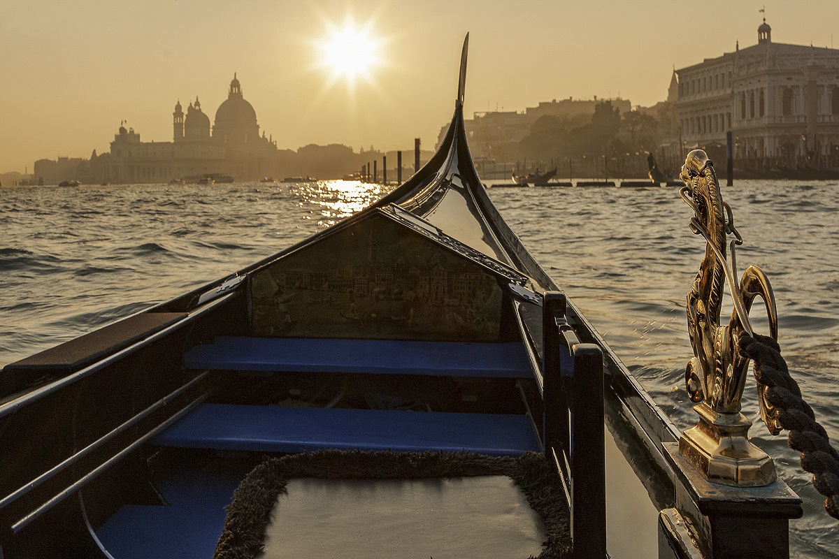 Venezia e le sue gondole al tramonto