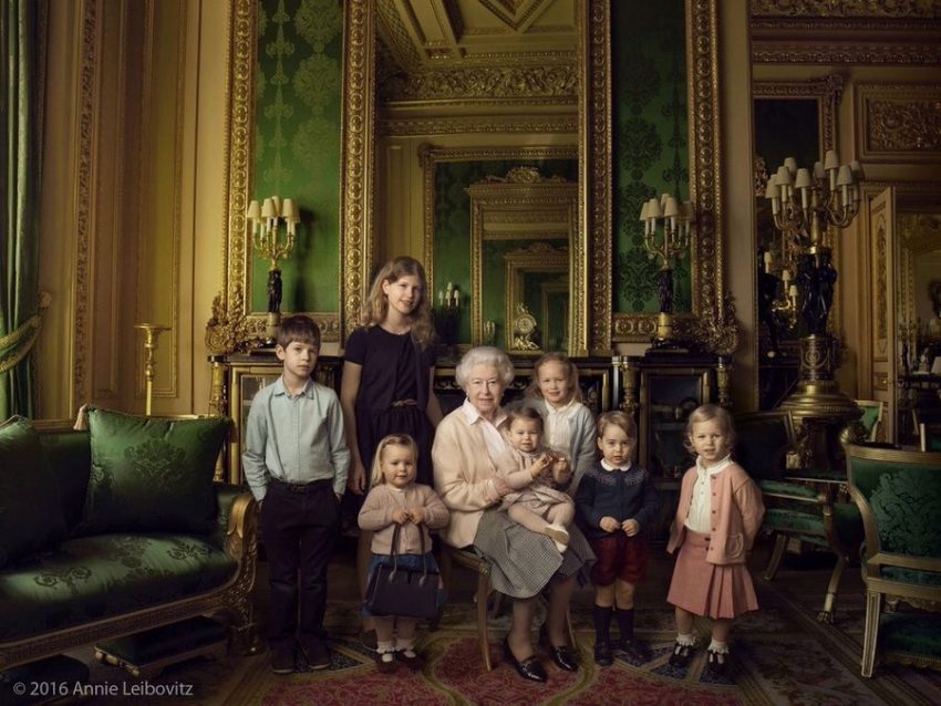 La Regina Elisabetta con i suoi nipoti e pronipoti più piccoli, 2016, Annie Leibovitz