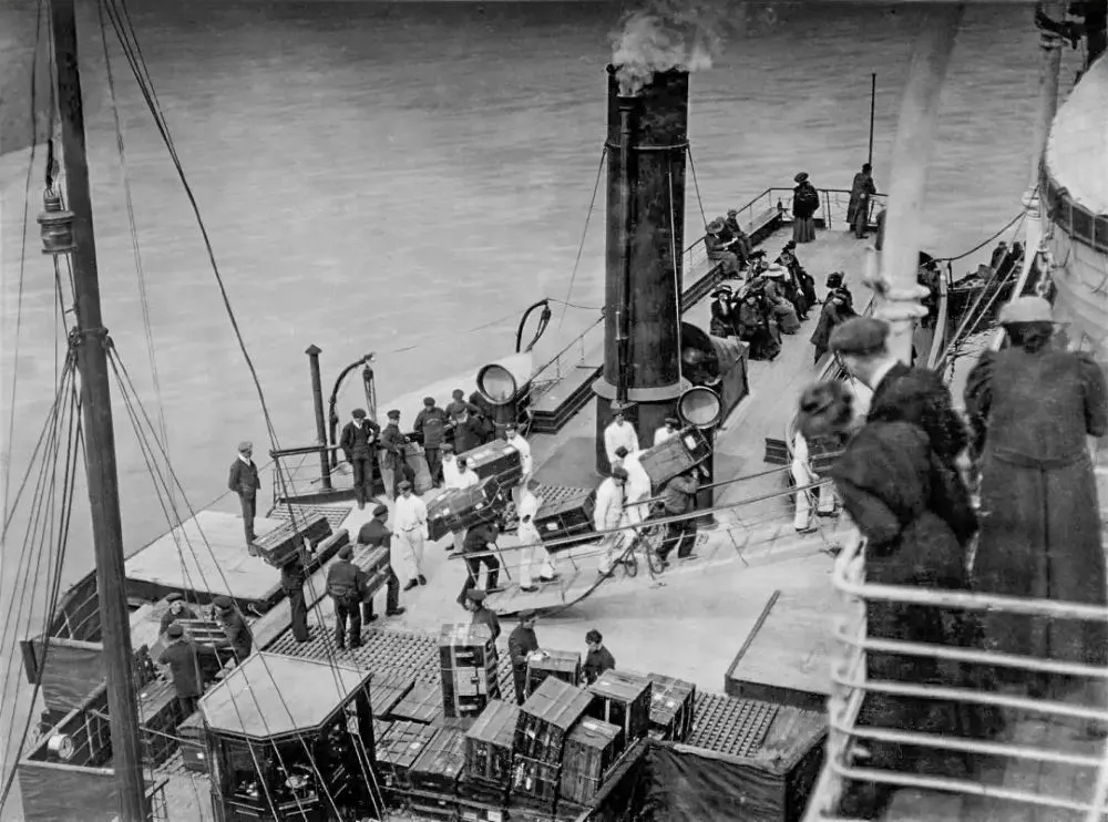 Bauli-trasportati-a-bordo-del-Titanic-11-aprile-1912-Collezione-Fr-Browne-SJ-UIG-The-Bridgeman-Art-L