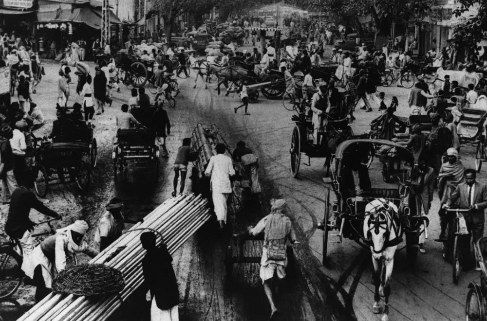 Chawri-Bazar-Traffic_-Delhi_-1966.-_Raghu-Rai.-Traffico-al-Bazar-di-Chawrti_-a-Delhi.