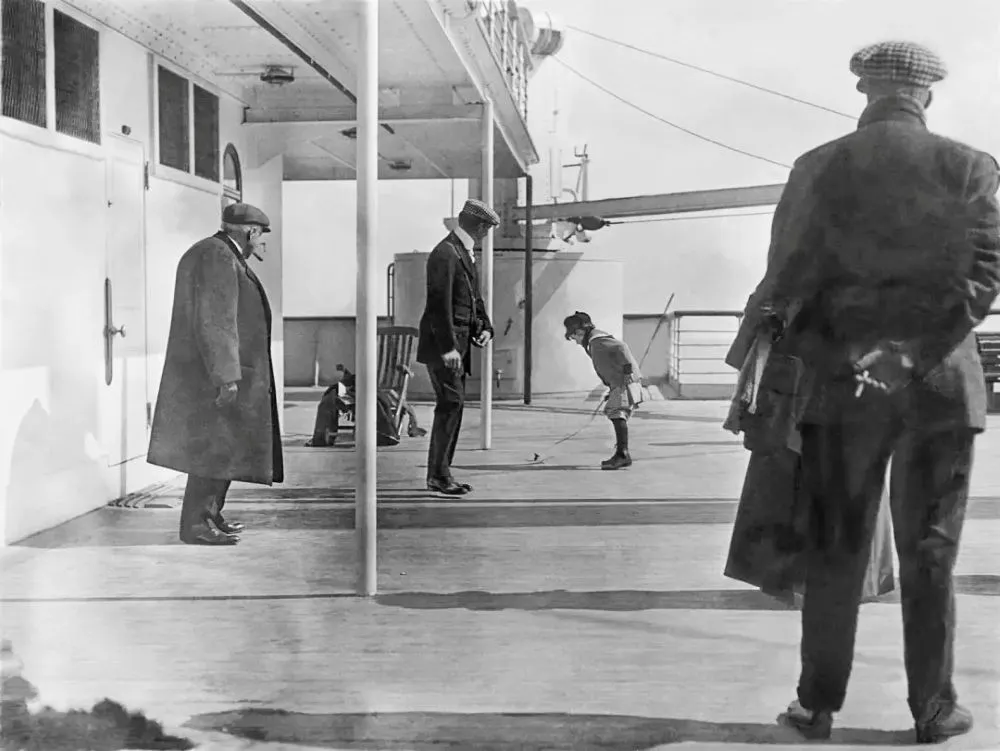 Doug-Spedden-gioca-sul-ponte-del-Titanic-12-aprile-1912-Collezione-Fr-Browne-SJ-UIG-The-Bridgeman-Ar