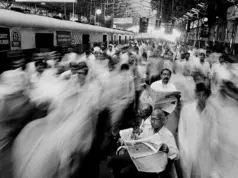Raghu Rai – L’occhio dell’India Rush-at-Local-Train-Church-Gate_-Mumbai.-©Raghu-Rai.-Folla-alla-stazione-Curch-Gate-a-Mumbai.