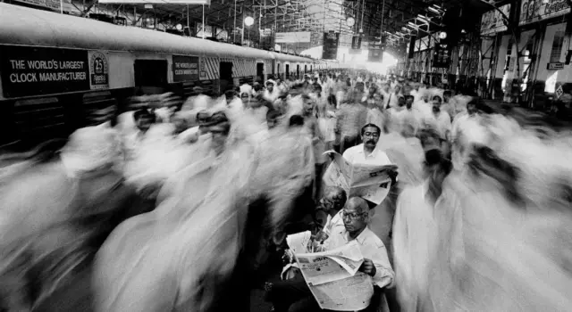 Rush-at-Local-Train-Church-Gate_-Mumbai.-©Raghu-Rai.-Folla-alla-stazione-Curch-Gate-a-Mumbai.