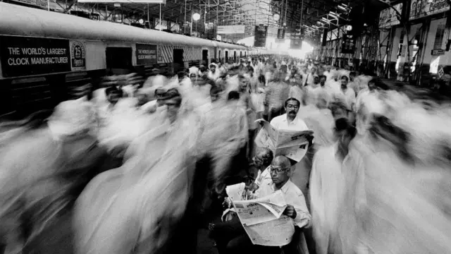 Rush-at-Local-Train-Church-Gate_-Mumbai.-©Raghu-Rai.-Folla-alla-stazione-Curch-Gate-a-Mumbai.