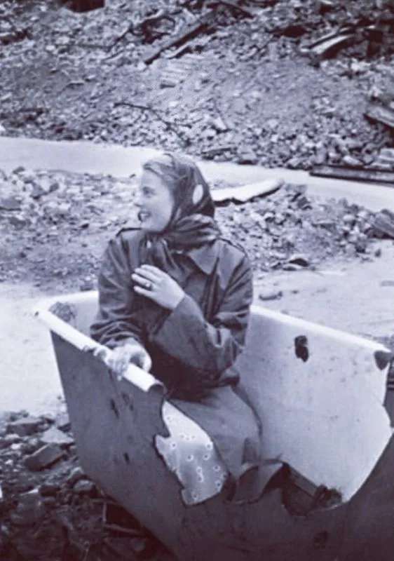 Ingrid-Bergman-in-bathtub-in-ruins-of-Berlin-1945.-Photo-by-Carl-Goodwin