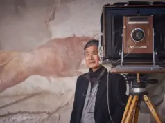 Kenro Izu – Fotografare la spiritualità Kenro-Izu-fotografato-a-Pompei-insieme-al-suo-banco-ottico.-©Pompeiisites