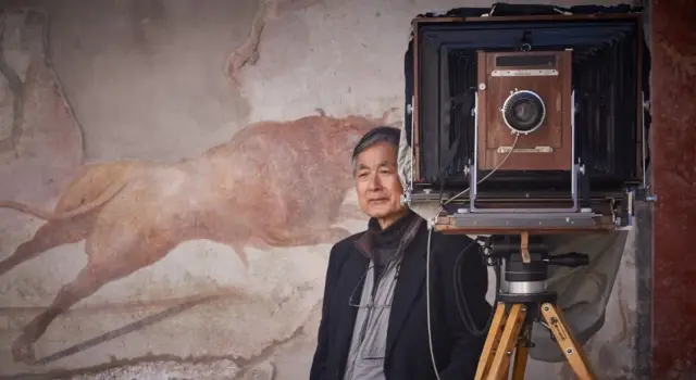 Kenro-Izu-fotografato-a-Pompei-insieme-al-suo-banco-ottico.-©Pompeiisites