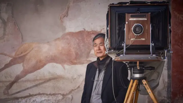 IE_Kenro-Izu-fotografato-a-Pompei-insieme-al-suo-banco-ottico.-©Pompeiisites Kenro-Izu-fotografato-a-Pompei-insieme-al-suo-banco-ottico.-©Pompeiisites