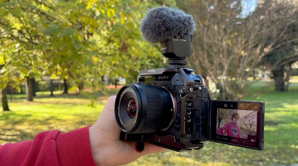 Obiettivo grandangolare leggero ed economico