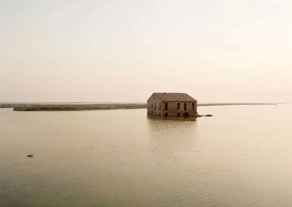 Comacchio_-Argine-Agosta_-1989.-Fotografia-di-Ghirri.-Emilia-Romagna