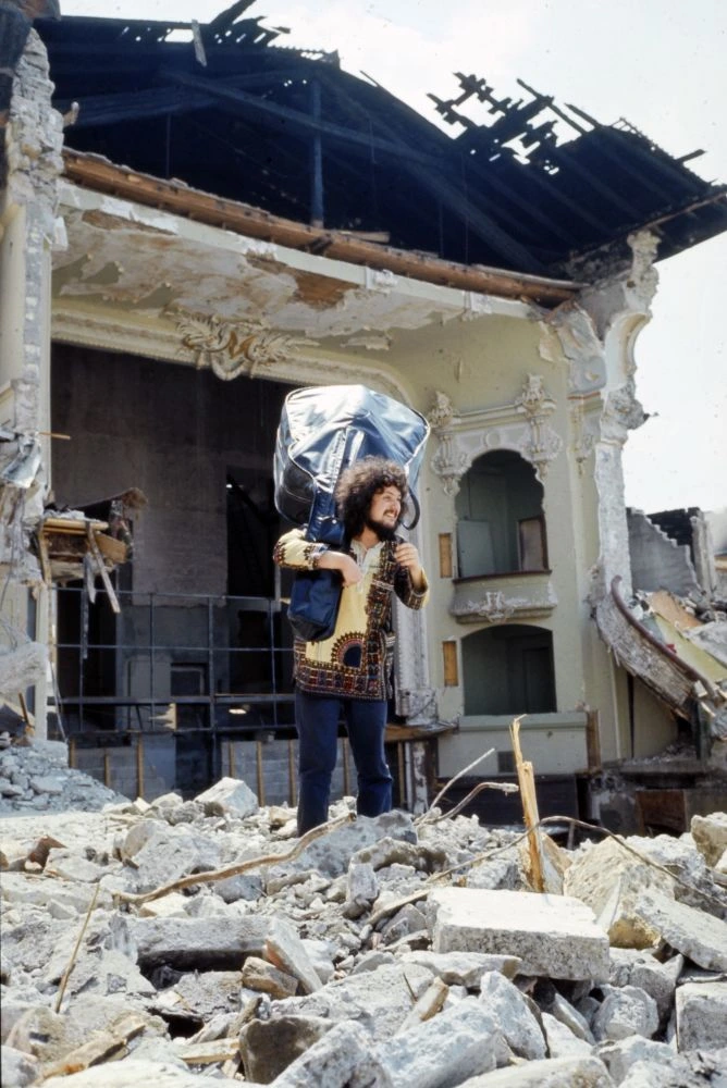 Il contrabbassista losannese Léon Francioli tra le rovine del Casinò ©Alain Bettex 1971