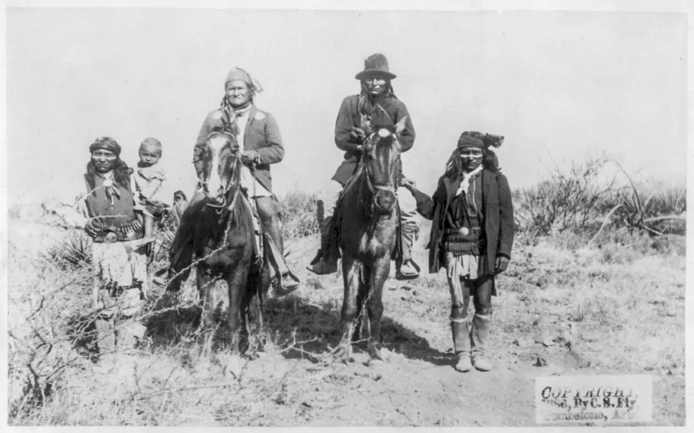 ©-CS-Fly-Geronimo-e-Naiche