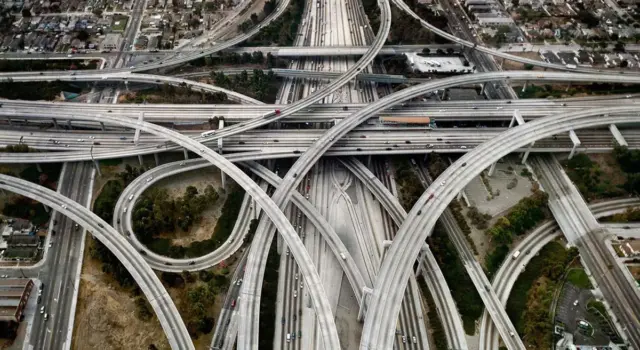 Edward Burtynsky: Le cicatrici del consumo globale Edward-Burtynsky_Revisiting-Highway-_1_-Los-Angeles_-California_-USA_-2003