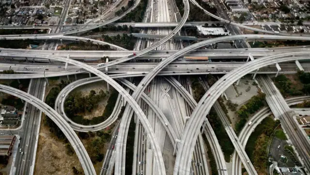 IE_Edward-Burtynsky_Revisiting-Highway-_1_-Los-Angeles_-California_-USA_-2003 Edward-Burtynsky_Revisiting-Highway-_1_-Los-Angeles_-California_-USA_-2003
