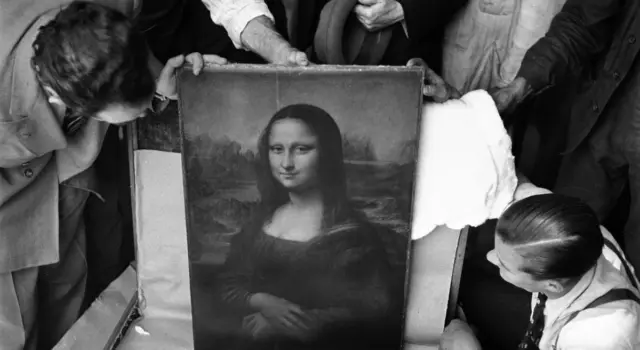 Una foto, una storia: Pierre Jahan e la rinascita del Louvre Una Foto una storia_Pierre Jahan_La rinascita del Louvre